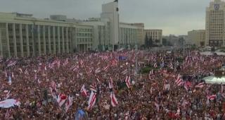 Nou protest uriaș în Belarus. Alexandr Lukaşenko umblă cu o armă Kalaşnikov la el