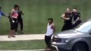 Bărbat de culoare a fost împuşcat în spate de poliţie, în mod repetat, în SUA