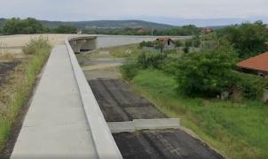 Șantier pustiu și năpădit de buruieni în Târgu Jiu. Centura de nici 20 de kilometri ar fi trebuit să fie gata de patru ani