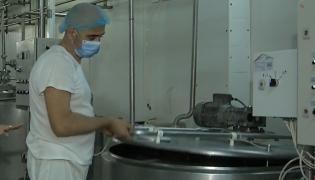 Suntem în topul europenilor la producţia de lapte, dar pe rafturile magazinelor găsim brânză, caşcaval şi iaurt numai de import