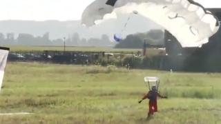 Prima săritură dintr-un avion alimentat cu energie solară