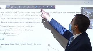 Profesorii învaţă tehnologie şi se pregătesc să le predea elevilor din spatele ecranelor