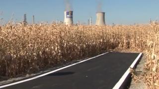 O şosea proaspăt asfaltată din Prahova duce direct în lanul de porumb