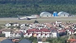 Video: Aterizarea avionului cu militari americani pe Băneasa. Trenul de aterizare a cedat