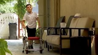 Denis, un băiețel de 11 ani, luptă cu o malformație gravă a coloanei