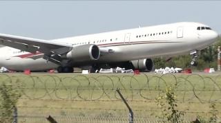 Avionul cu militari americani care s-a defectat blochează aeroportul Băneasa