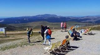 Sfârșit de vară canicular. Românii au făcut plajă la cota 2.000, în Sinaia