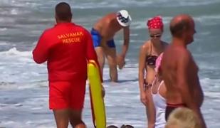Salvamarii s-au luptat cu valurile și cu turiștii care au ignorat steagul roșu. Două persoane au murit