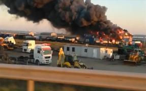 Trei capete de tractor și o mașină s-au făcut scrum în incendiul de la service-ul auto din Craiova