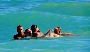 Copil salvat de salvamari, la Eforie Nord, după ce mama lui a neglijat steagul roșu și l-a lăsat în apă (Video)