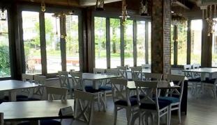 Noi reguli de distanţare de la 1 septembrie. Cu mască în restaurant, fără popcorn la film