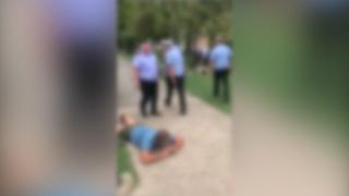 Bărbaţi puşi la pământ de poliţie şi urcaţi apoi în dubă, după o răfuială la Mitropolia din Iaşi