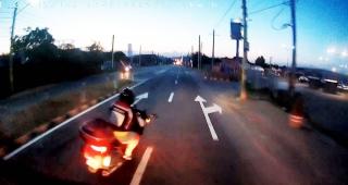 Scuterist inconștient, la un pas să fie strivit de TIR: "Voi vreți să vă plângem când vă băgați singurei sub camioane?" (Video)