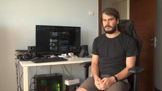 Alege ţara de fapte: Alex, IT-istul nevăzător care luptă pentru schimbare