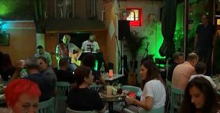 Seri la teresă pe ritmuri de muzică folk în Bucureşti