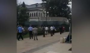 Trei persoane reținute, după ce două familii s-au luat la bătaie în curtea Catedralei Mitropolitane din Iași