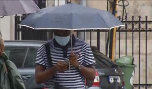 Purtarea măștii de protecție pe ploaie poate dăuna sănătății, conform specialiștilor (Video)