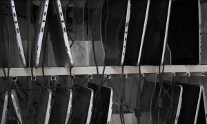 Bani risipiți pe tablete care zac în dulapurile școlii, în Arad