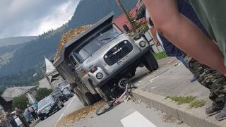 Camionul care a lovit o fetiță de 9 ani, în Maramureș, a încercat să evite o mașină care ieșea dintr-o curte
