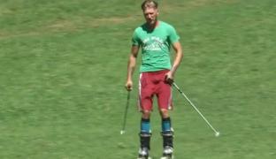 Distracție sportivă la munte. Turiştii schiază pe iarbă la Azuga