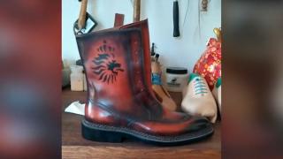 Artizanul român care pictează pantofi cu vin în Italia