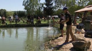 Campare pe malul lacului și pescuit. Turiştii preferă rulota sau cortul în Vama Buzăului