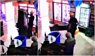 După ce pierde la păcănele, un tânăr din Gorj pleacă cu aparatul. Momentul a fost filmat | Video