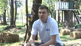 Tânărul care şi-a unit comunitatea din satul natal pentru a face minuni