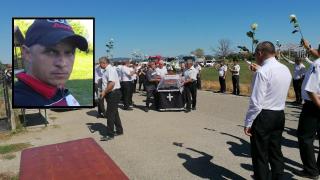 Trandafiri albi și sunet de claxoane la înmormântarea lui Ocsi, tânărul ars de viu în accidentul din Satu Mare