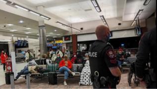 Zbor anulat în Canada, după ce părinții unei fetițe au refuzat să-i țină masca de protecție pe față (Video)