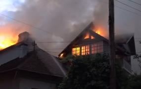 Două case și 11 mașini mistuite de flacări, din cauza unui cablu defect și neizolat