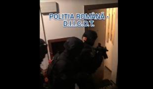 Mascații au intrat peste un afacerist din București care a păcălit o adolescentă și și-a bătut joc de ea, terorizând-o (video)