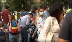 Prima zi de școală, fără distanțare socială. A fost aglomeraţie în faţa şcolilor