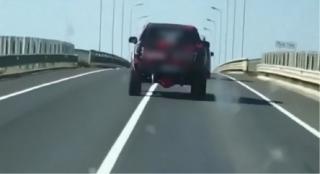 Un șofer din Deva a refuzat să-i facă loc unei ambulanțe, care transporta un copil la spital | Video