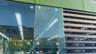 Metrou nou, probleme vechi. Un muncitor a spart, cu excavatorul, un geam din stația Tudor Vladimirescu | Video