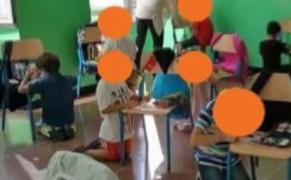 Elevi puși să scrie în genunchi, în Italia, din cauza absenței băncilor individuale (Video)