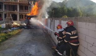 Un camion a ars ca o torță în Vâlcea, șoferul a fost resuscitat dar a murit