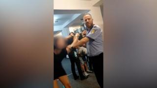 Tânăra din Constanța care a bătut polițiști și agenți de pază rămâne în arest preventiv (Video)