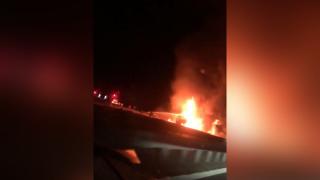 Un TIR încărcat cu ulei arde ca o torță pe Autostrada București-Pitești (Video)
