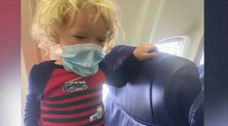 Copil dat jos din avion, din cauza unei gustări