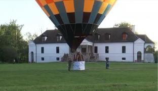 Peisajele de poveste din Covasna, vizionate din balonul cu aer cald (Video)