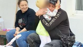 Tatăl fetiţei chinuite de propria mamă, într-un apartament din Giuleşti, s-a întors din Germania să îşi salveze copilul