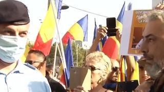 Protest contra purtării măștii în școli, în Piața Universității din București