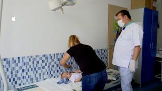 Medicii pediatri din Craiova care-şi ajută comunitatea, mai presus de sistem