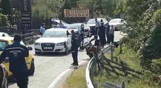 Motociclist la spital, lovit pe Transalpina de șoferul unui Audi care depășea coloana | Video