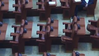 Parlamentarii muncesc doar câteva ore săptămânal, dar primesc aceleași beneficii financiare