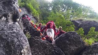 Tânăr care a căzut 15 metri în gol în Valea Seacă, recuperat de salvamontiști