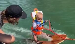 Un bebeluş de Cartea Recordurilor. La doar şase luni face schi nautic
