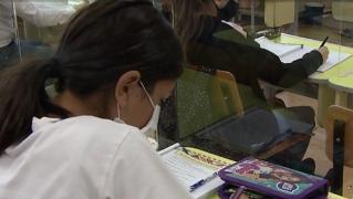 A început şcoala şi pentru elevii care săptămână trecută au stat acasă. Mulţi copii învaţă după poze primite pe telefon