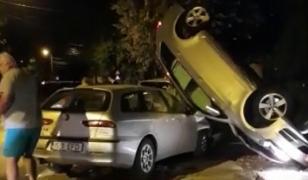 Tânăr beat, blocat în mașina răsturnată peste două autoturisme, la Iași: "Mă auzi? Mă auzi?" (video)